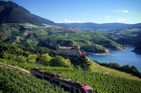 View of Lake S. Giustina with Cles Castle | © APT Val di Non 
