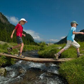 Bambini e ruscello | © APT Fiemme Cembra