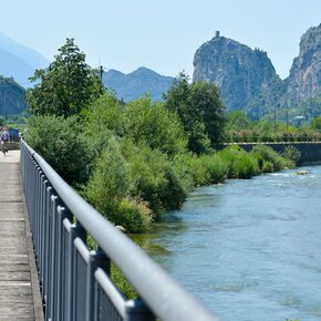 Il percorso ciclabile lungo il fiume Sarca (il castello di Arco sullo sfondo) | © Garda Trentino 