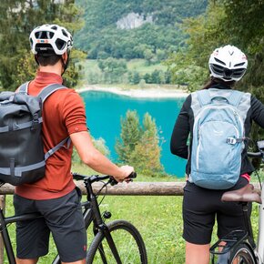 Ciclisti lungo il DoGa, dalle Dolomiti di Brenta al Lago di Garda | © APT Madonna di Campiglio, Pinzolo, Val Rendena