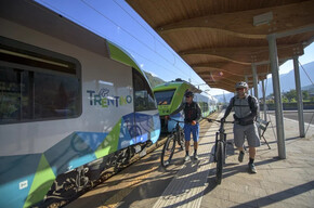 Radfahrer auf dem DoGa in Malè | © APT Madonna di Campiglio, Pinzolo, Val Rendena
