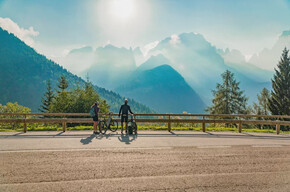 Ciclisti sul DoGa alle porte di Madonna di Campiglio | © APT Madonna di Campiglio, Pinzolo, Val Rendena