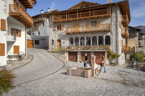 Dolomiti Paganella - San Lorenzo Dorsino - Dolaso - Famiglia nella piazza | © Daniele Lira