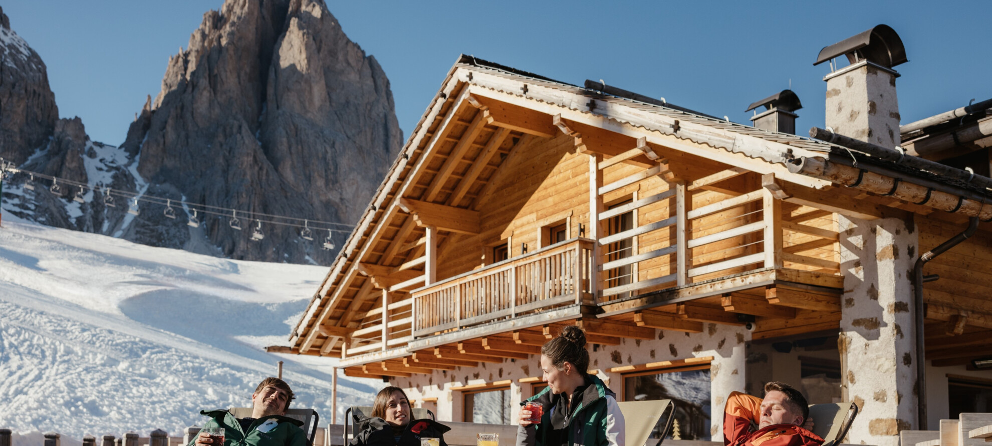 Val di Fassa - Passo Sella - Rifugio Salei - Relax sulle sdraio nella terrazza del rifugio | © Alex Moling