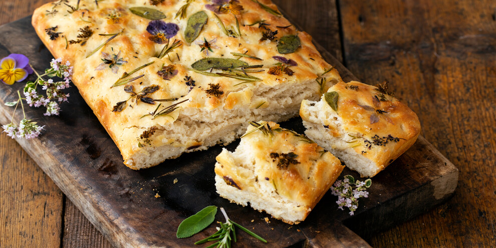 Focaccia met bloemen en bonenkruid