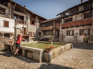 Valli Giudicarie - Bleggio - Rango - La piazza della fontana - Pannocchie | © Daniele Lira