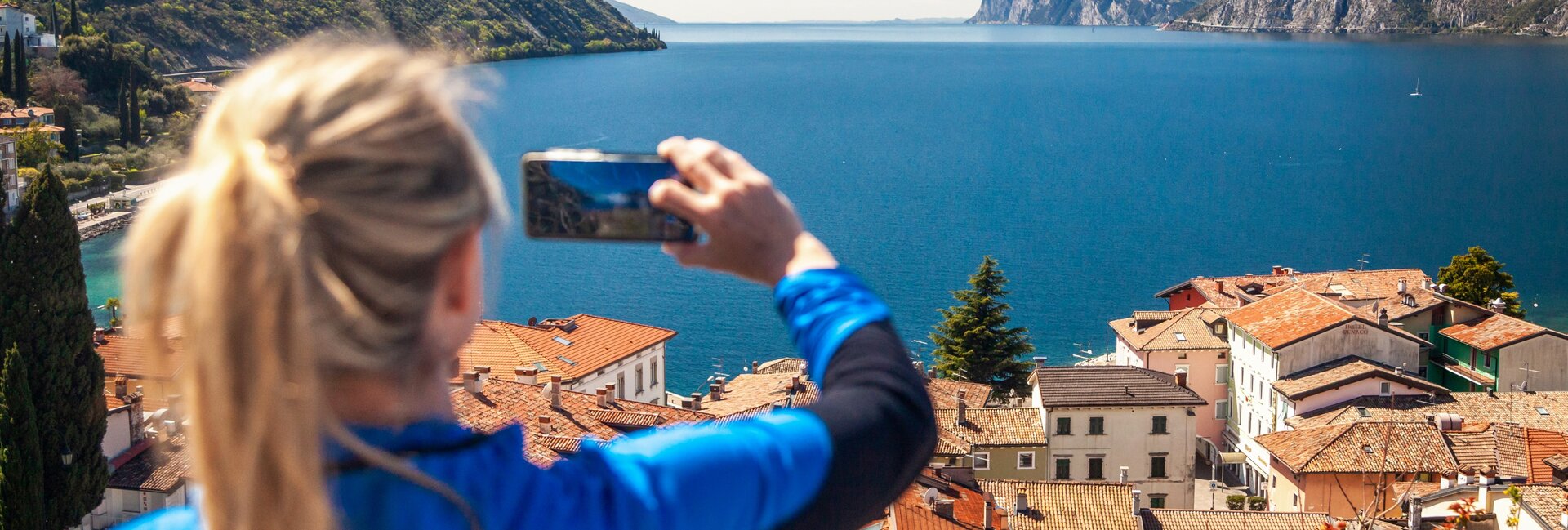 Garda Trentino - Lago di Garda - Torbole - Panorama - Ragazza fa una foto | © Fabio Staropoli
