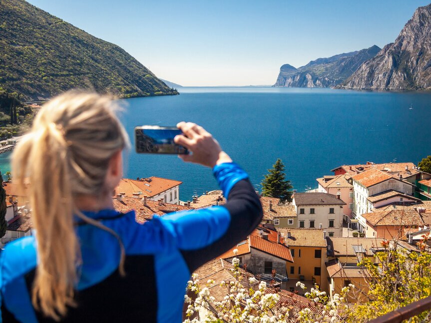 Garda Trentino - Lago di Garda - Torbole - Panorama - Ragazza fa una foto | © Fabio Staropoli
