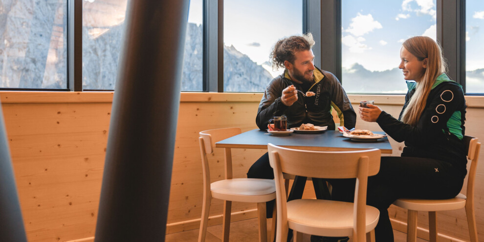 Madonna di Campiglio - Val Rendena - Ragoli - Dolomiti di Brenta - Rifugio Alberto e Maria ai Brentei - Colazione in rifugio | © Mathäus Gartner