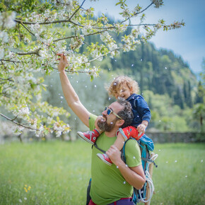 Garda Trentino - Tenno - Papà con bambino | © Alessandro Galvagni