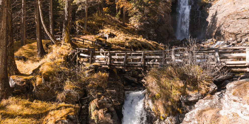 Zu den Saent-Wasserfällen