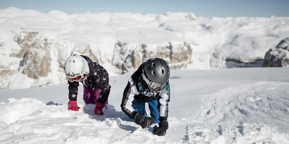 Val di Fassa - Pordoi - Bambini giocano nella neve  