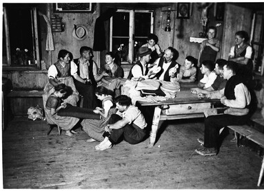 Attilio Laner di Frassilongo/Garait espone la merce in una stube Sudtirolese, anni '60, sec. XX | © Fondo Laner A. - Istituto Culturale Mocheno