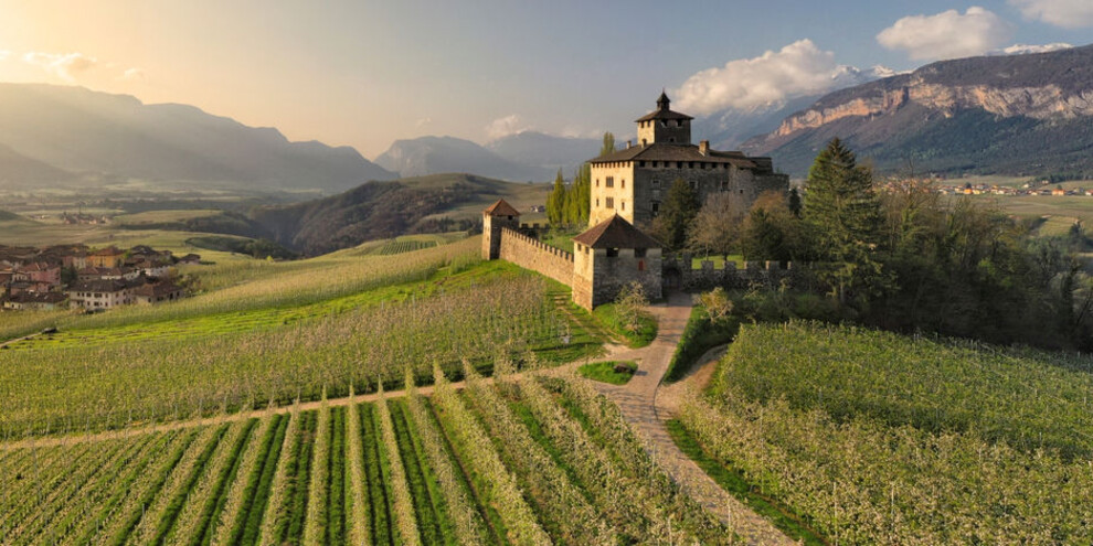 Besichtigung und Picknick auf der Wiese in den Burggärten von Castel Nanno