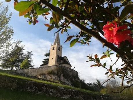 Experience Tesino: Guided tour of the little church of Sant'Ippolito and Cassiano, followed by a visit to the Museum of Modern Wooden Sculpture
