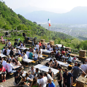 Persone che pmangiano a un maso con vista panoramica