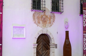 Ingresso di Palazzo Martini a Mezzocorona, allestito per l'evento