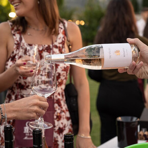 Una bottiglia di vino servita dal produttore