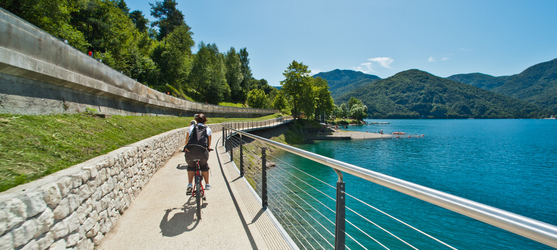 Einfacher Verfahrwege für Radtouren zwischen den Seen von Trentino