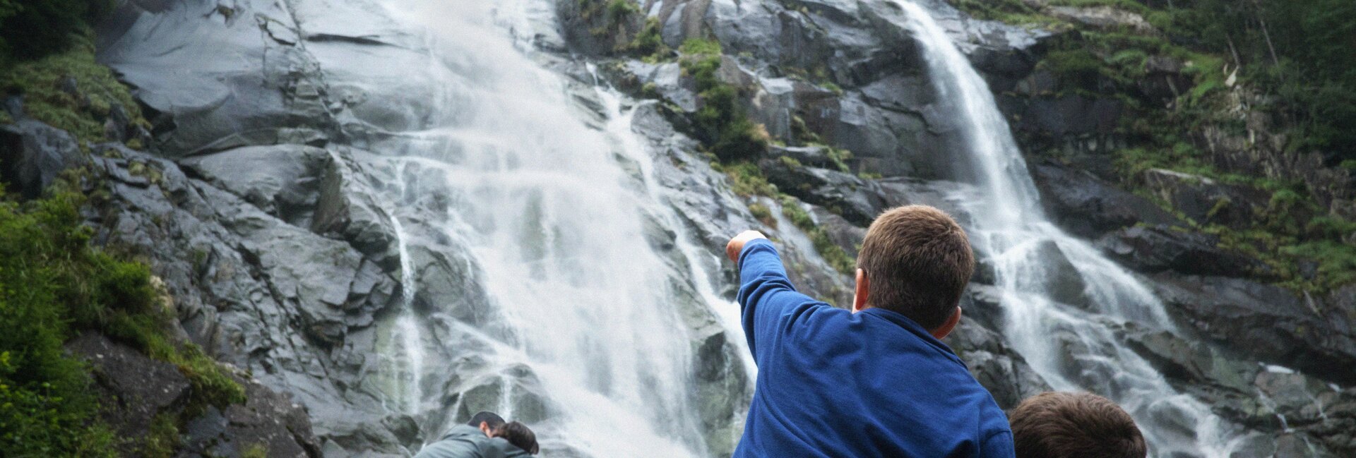 Madonna di Campiglio - Val Rendena - Famiglia vicino alla cascate del Nardis