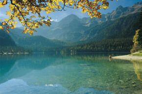 Laghi e paesaggi suggestivi quando cadono le foglie