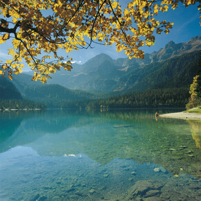 Laghi e paesaggi suggestivi quando cadono le foglie