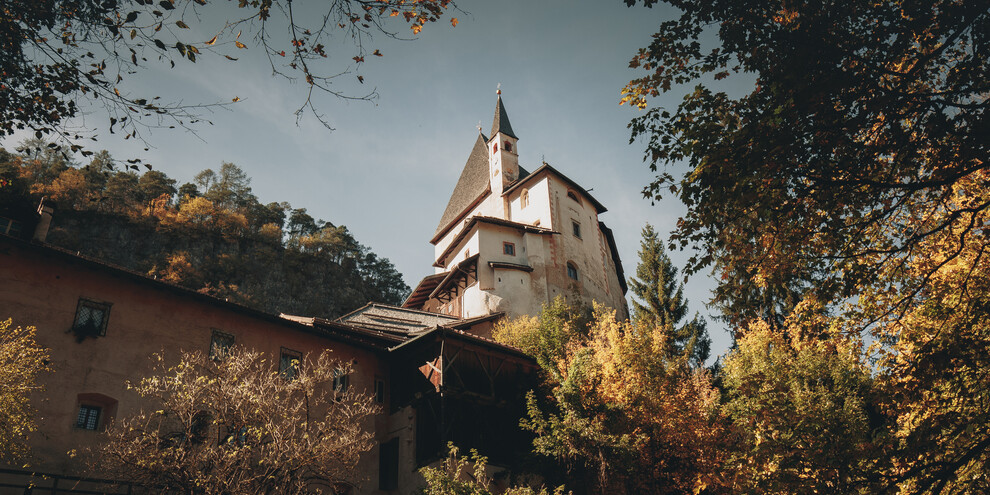 Percorrere il famoso Lez di San Romedio