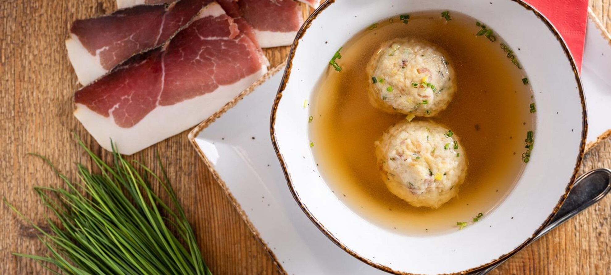 Canederli tirolesi in brodo di carne