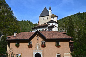 Escursione tra i meli in fiore al Santuario di San Romedio 