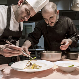 Trentodoc sparkling wine, dairy products and fruit and vegetables THE STORY OF THE LAND CONTINUES AT THE TABLE