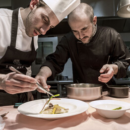 Trentodoc sparkling wine, dairy products and fruit and vegetables THE STORY OF THE LAND CONTINUES AT THE TABLE