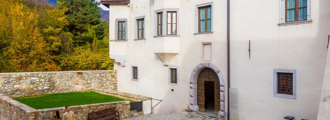 Val di Sole - Caldes - Castel Caldes - Ragazzi in visita al castello | © Graziano Panfili