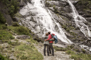 Drehmoment Trekking mit einem Anschlag, um zu sehen Wasserfall