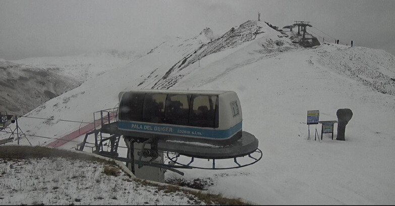 Webcam Pozza di Fassa-Aloch-Buffaure  - Pala del Geiger, sullo sfondo il Pordoi