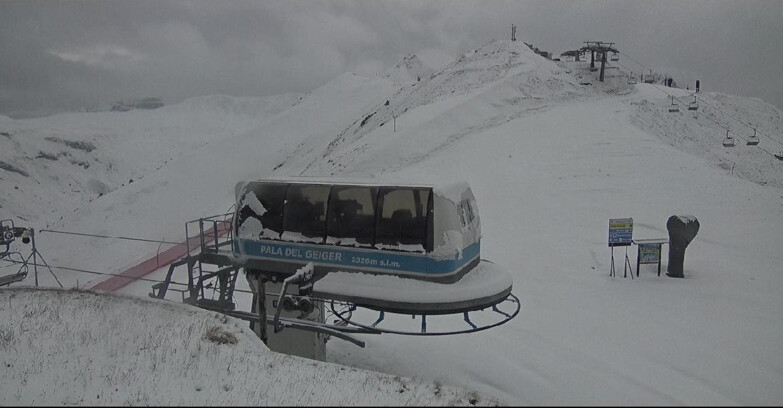Webcam Pozza di Fassa-Aloch-Buffaure  - Pala del Geiger, sullo sfondo il Pordoi