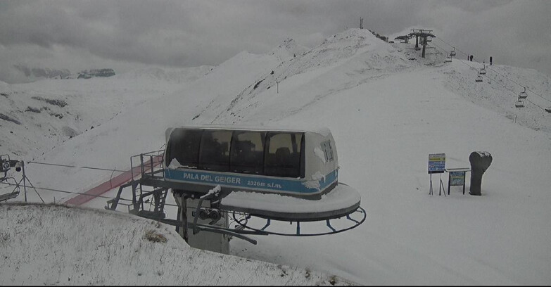 Webcam Pozza di Fassa-Aloch-Buffaure  - Pala del Geiger, sullo sfondo il Pordoi